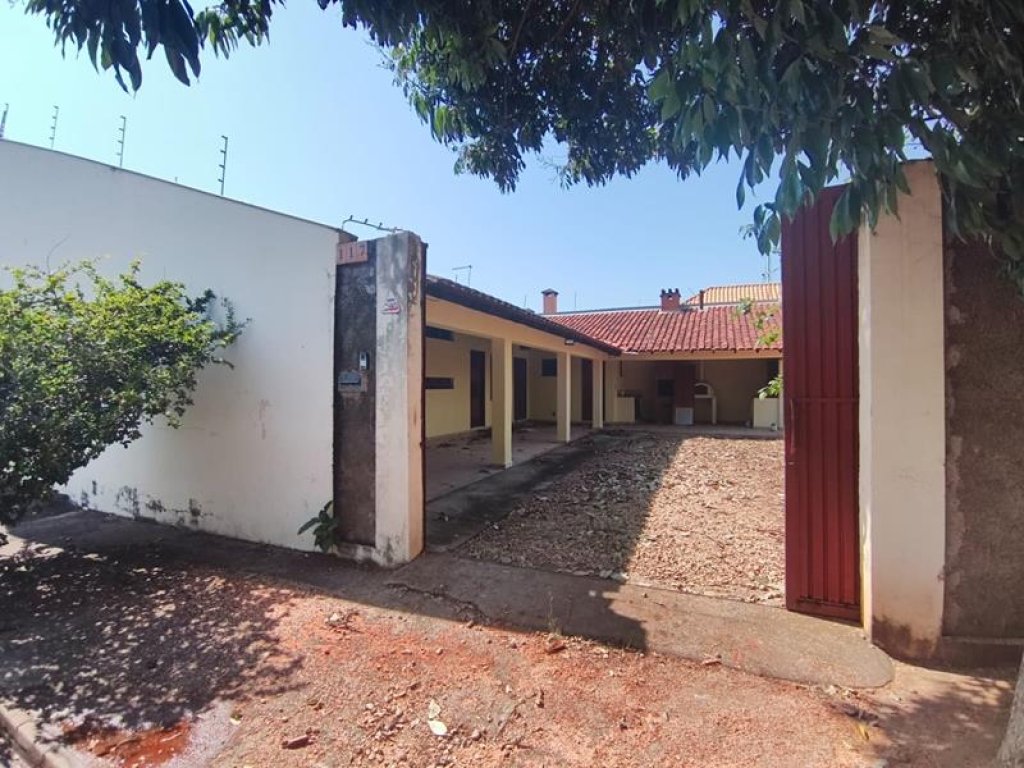 Av. Sabino Silva, 117 