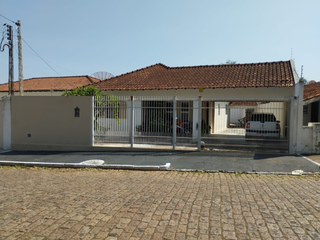 Praça Orentino Martins, 177 e 187