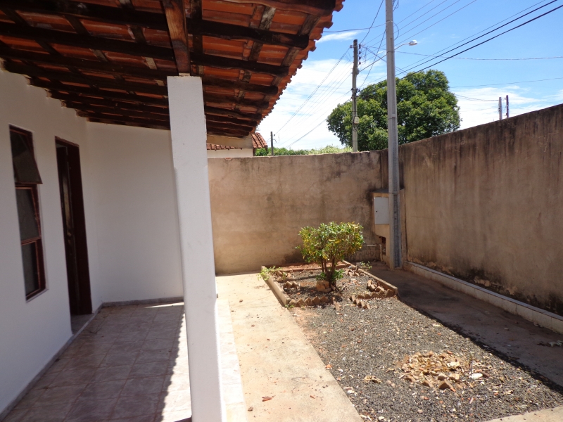 Rua Alberto de Souza Nobre, 1003  frente e fundo