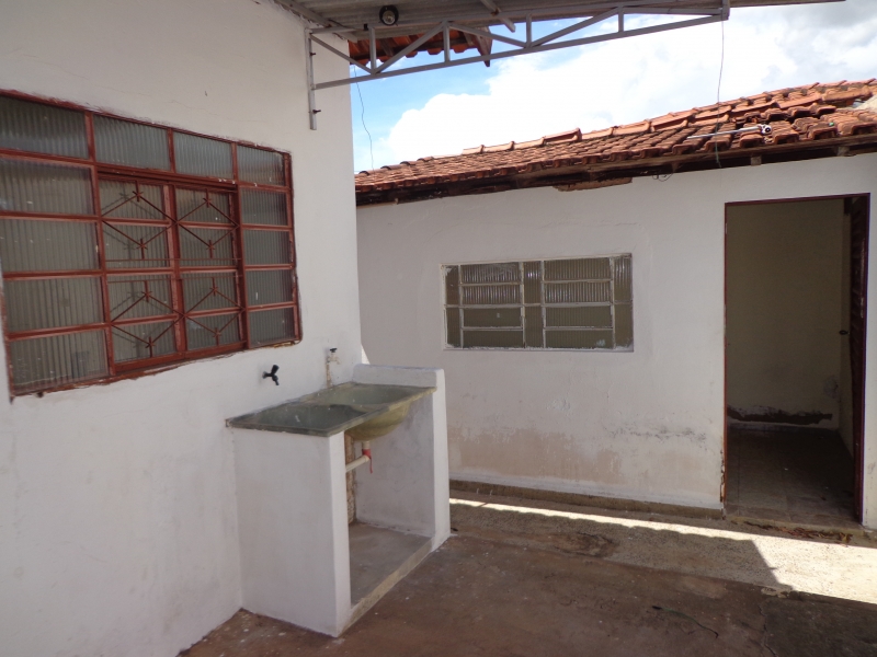 Rua Alberto de Souza Nobre, 1003  frente e fundo