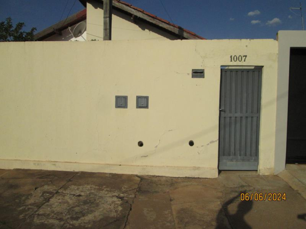 Rua Alberto de Souza Nobre, 1003  frente e fundo