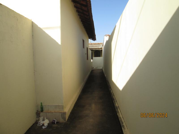 Rua Alberto de Souza Nobre, 1003  frente e fundo