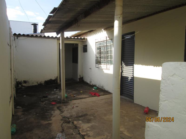 Rua Alberto de Souza Nobre, 1003  frente e fundo