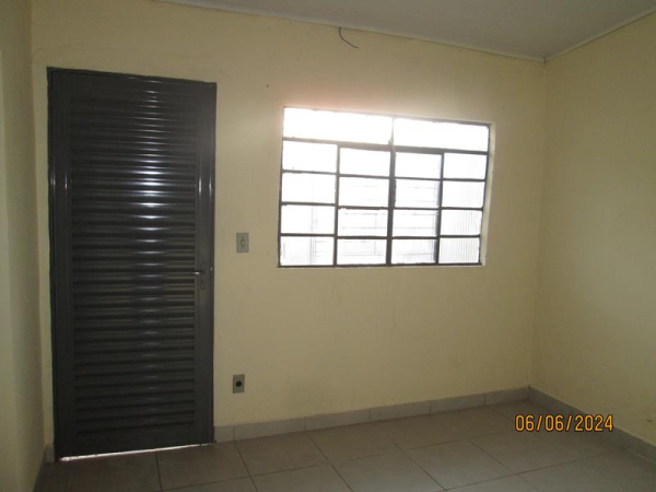 Rua Alberto de Souza Nobre, 1003  frente e fundo